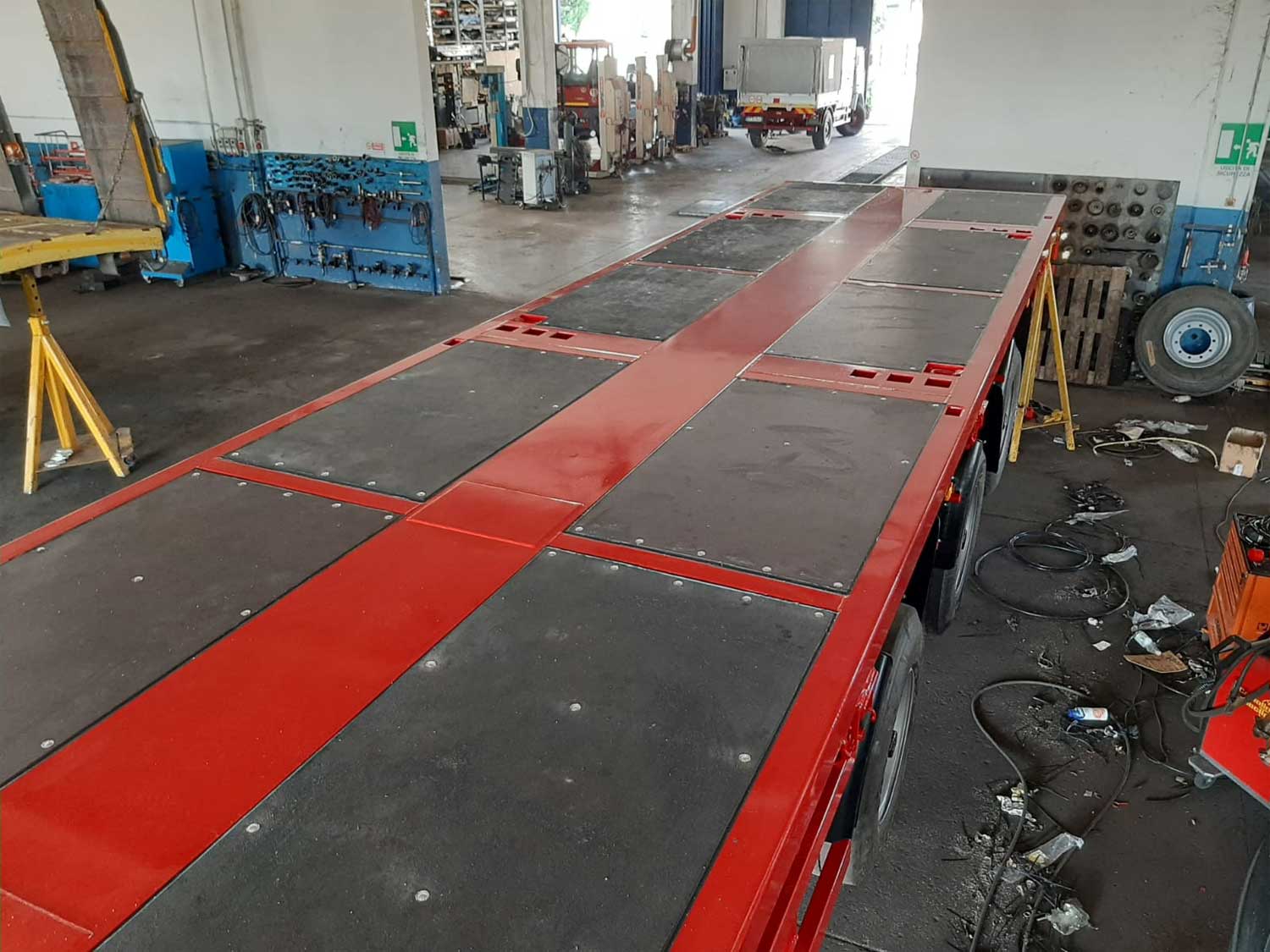 officina-riparazioni-tagliaferri-service semirimorchio all'interno dell'officina Tagliaferri